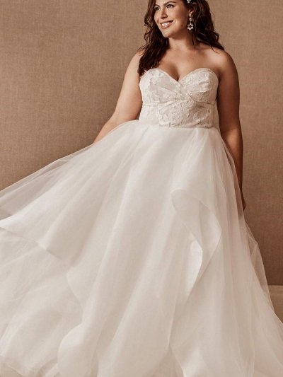 Свадебное платье с открытым лифом