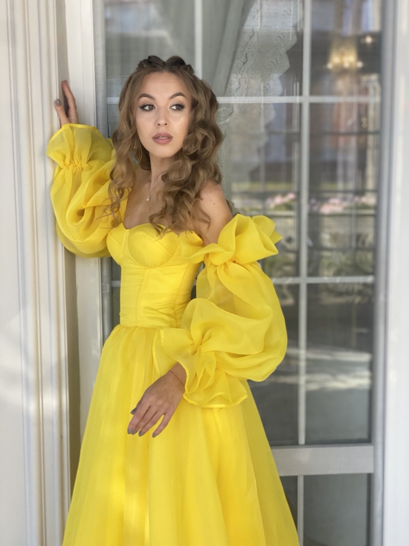желтое выпускное платье